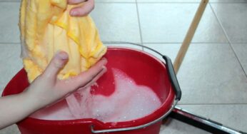 Pulire sotto e dietro grandi mobili senza spostarli: con questi trucchi non farai più fatica
